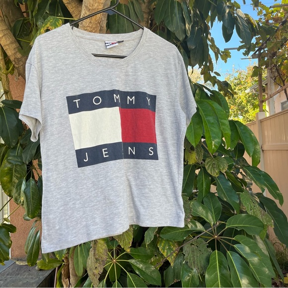 Tommy Hilfiger Tops - Tommy Jeans grey graphic logo t-shirt!